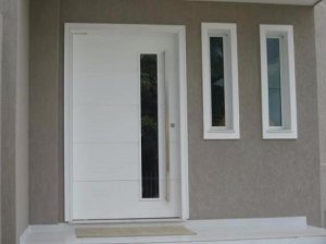 Porta Pivotante em Lambri Almofada e Detalhe em Vidro
